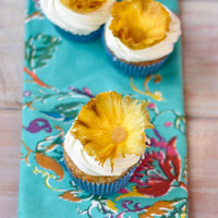 Hummingbird Cupcakes with Dried Pineapple Flowers Hummingbird Cupcakes with Dried Pineapple Flowers