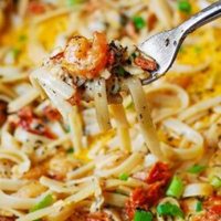 Garlic Shrimp and Sun-Dried Tomatoes with Pasta in Spicy Creamy Sauce