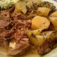 Slow Cooker version of roast lamb in lemon and garlic sauce: Arni Psito me Patatas